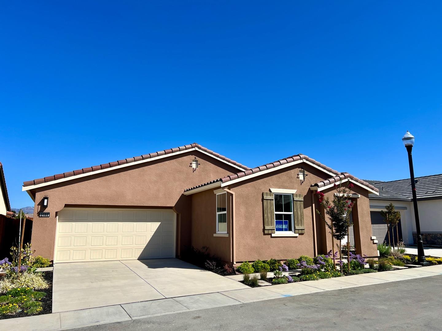 Detail Gallery Image 1 of 1 For 2105 White Oak Dr, Hollister,  CA 95023 - 2 Beds | 2 Baths
