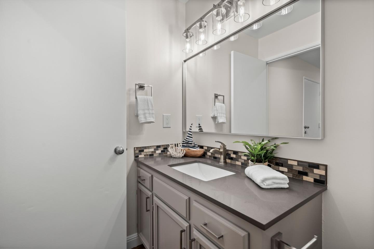 Detail Gallery Image 10 of 43 For 1430 Gordon St #D,  Redwood City,  CA 94061 - 3 Beds | 2/1 Baths