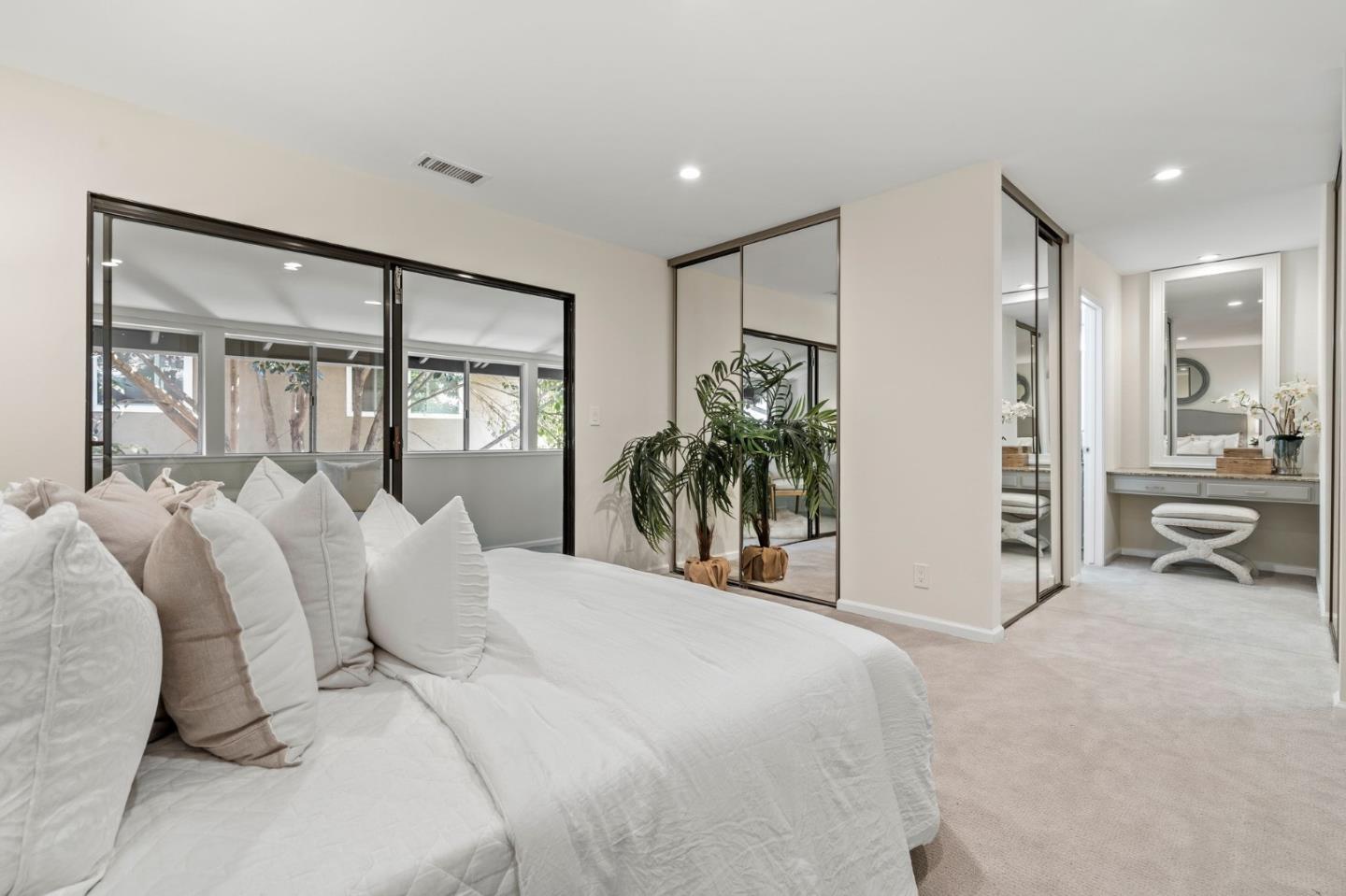Detail Gallery Image 11 of 43 For 1430 Gordon St #D,  Redwood City,  CA 94061 - 3 Beds | 2/1 Baths