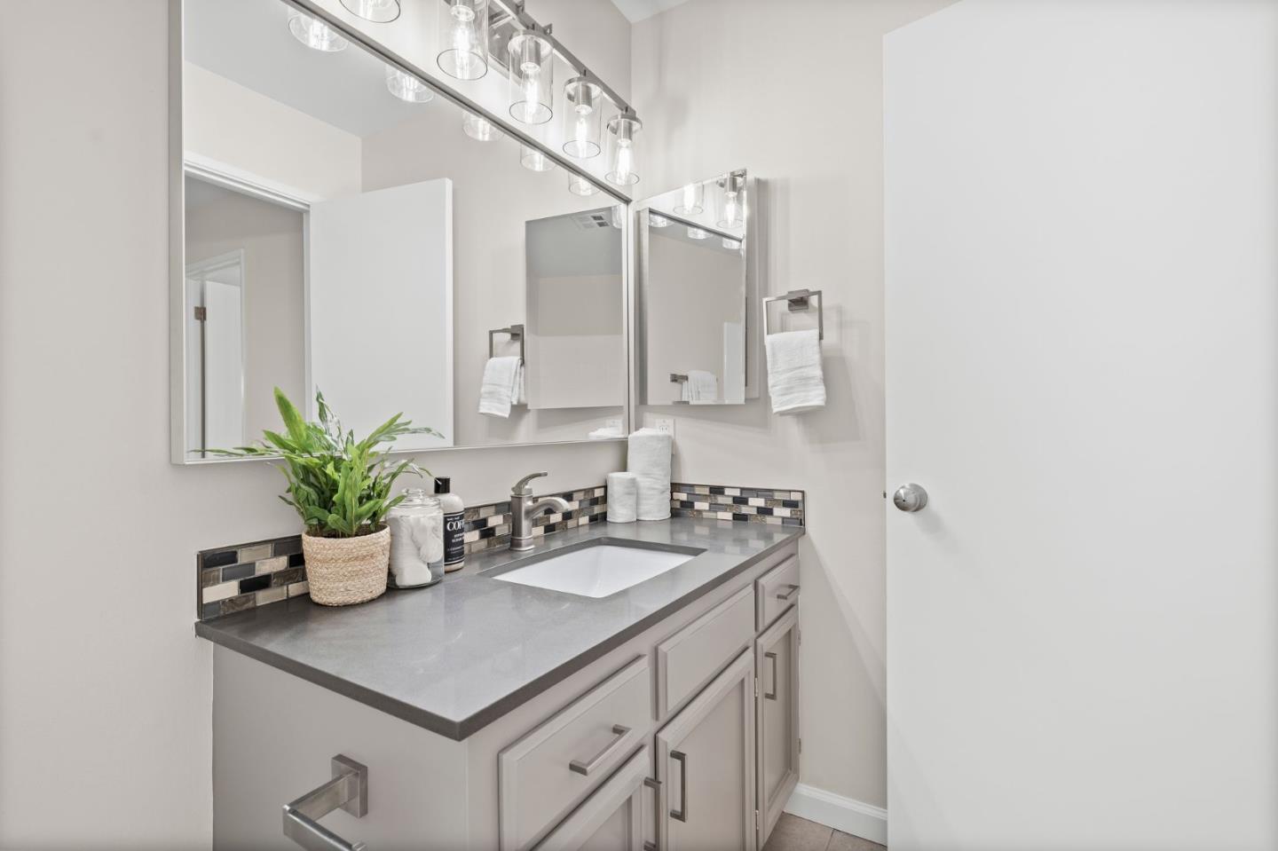 Detail Gallery Image 22 of 43 For 1430 Gordon St #D,  Redwood City,  CA 94061 - 3 Beds | 2/1 Baths