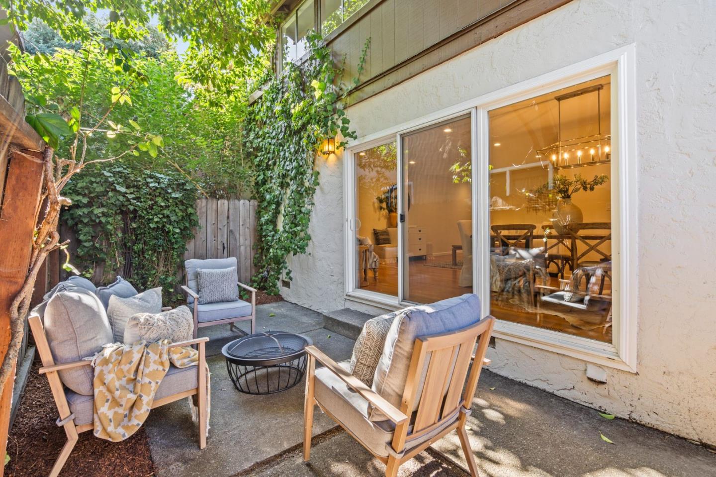 Detail Gallery Image 29 of 43 For 1430 Gordon St #D,  Redwood City,  CA 94061 - 3 Beds | 2/1 Baths