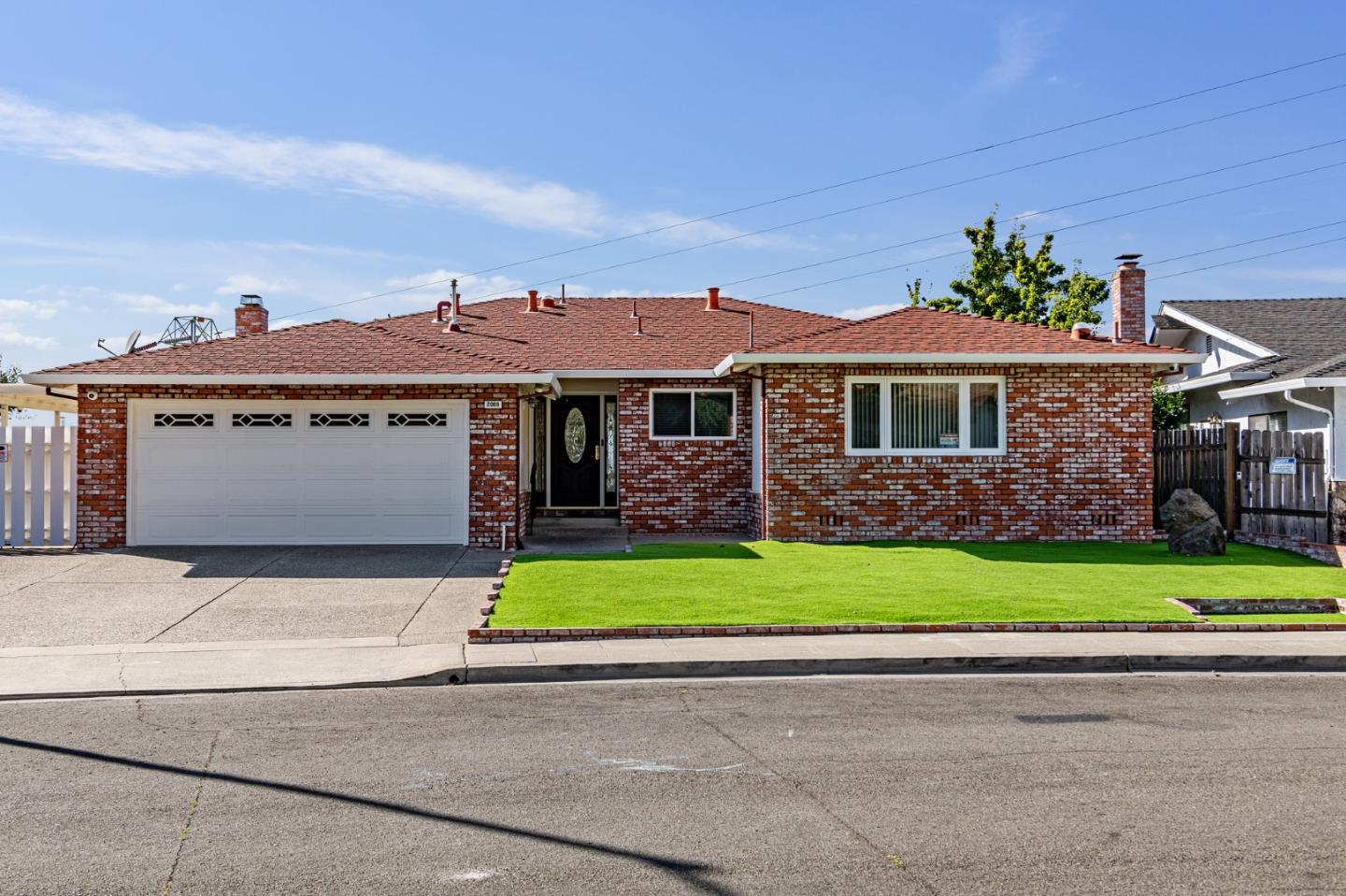 Detail Gallery Image 1 of 1 For 2069 Hillside Cir, San Leandro,  CA 94577 - 2 Beds | 2 Baths