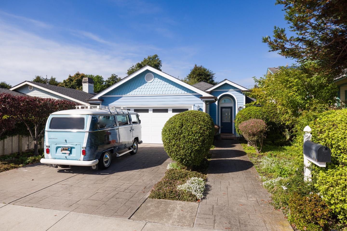 Detail Gallery Image 1 of 1 For 691 Myrtle St, Half Moon Bay,  CA 94019 - 3 Beds | 2 Baths