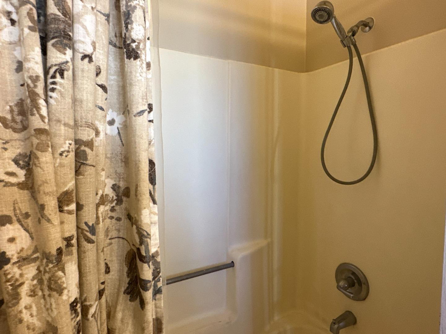 Detail Gallery Image 12 of 15 For 106 W Rossi St #8,  Salinas,  CA 93901 - 1 Beds | 1/1 Baths