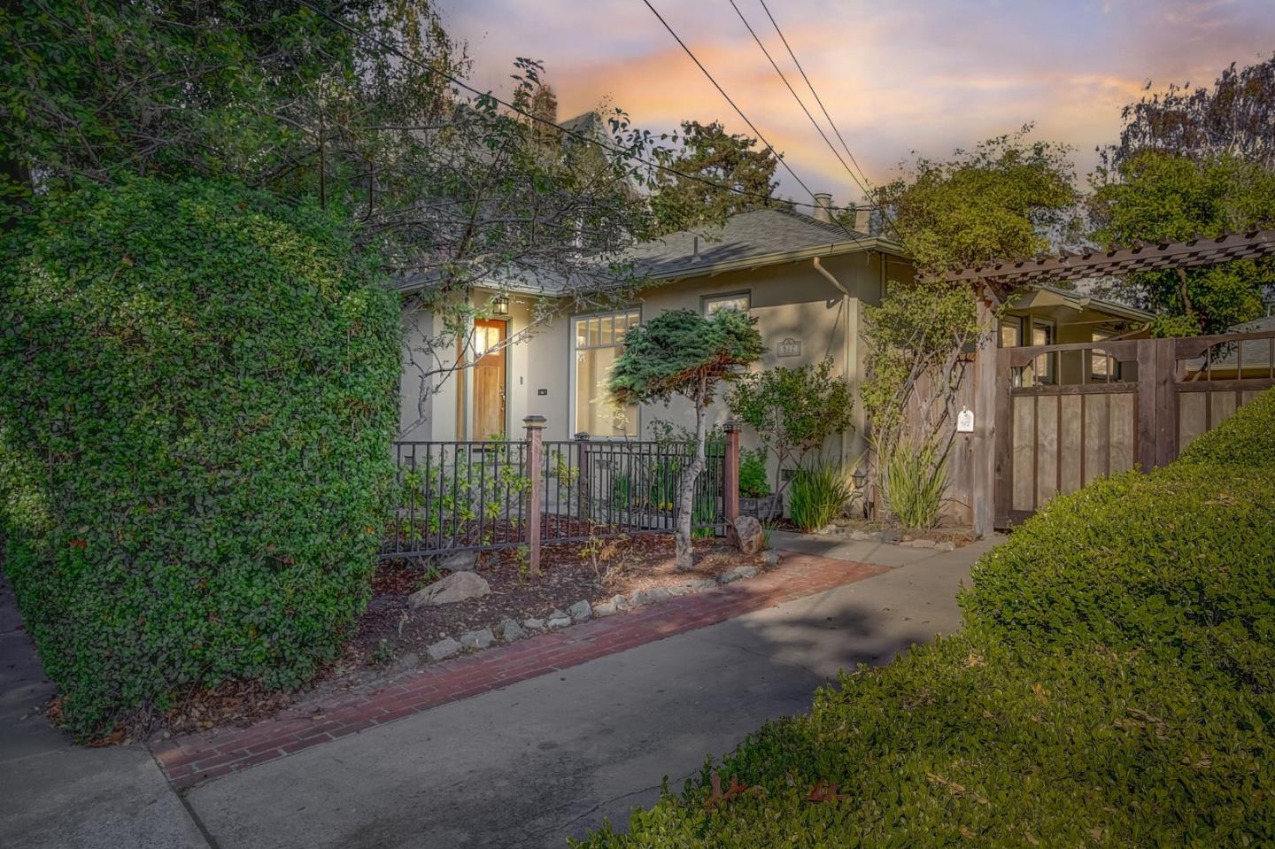 Detail Gallery Image 1 of 1 For 512 Caledonia St, Santa Cruz,  CA 95062 - 2 Beds | 1 Baths