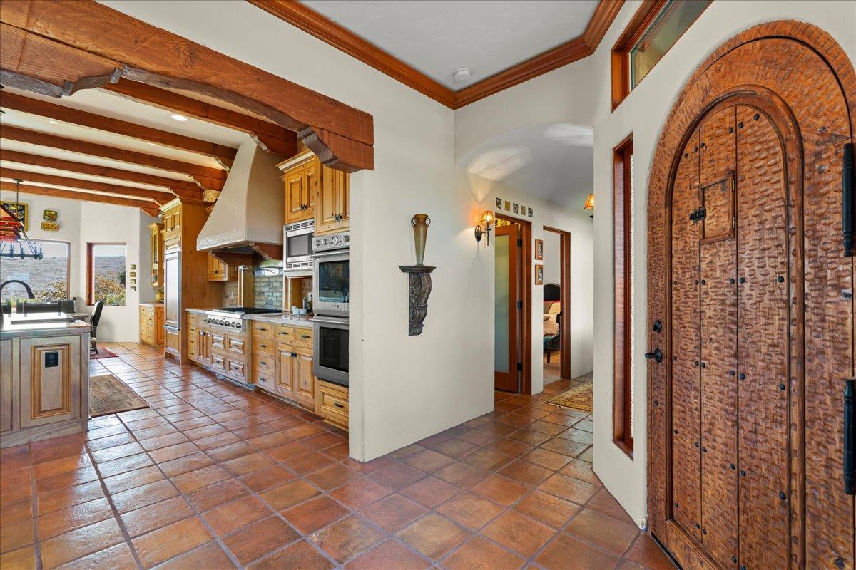 Detail Gallery Image 10 of 93 For 1011 Santa Ana Valley Rd, Hollister,  CA 95023 - 5 Beds | 5/2 Baths