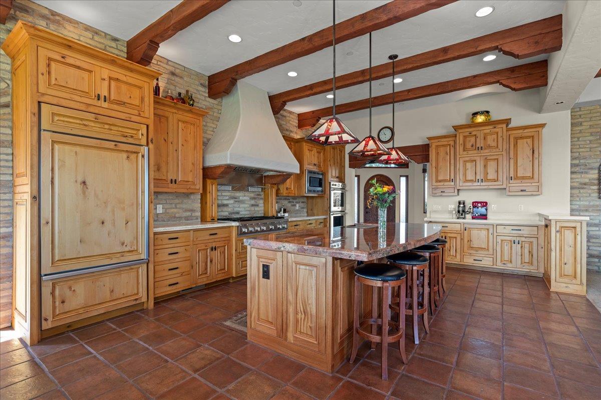Detail Gallery Image 13 of 93 For 1011 Santa Ana Valley Rd, Hollister,  CA 95023 - 5 Beds | 5/2 Baths