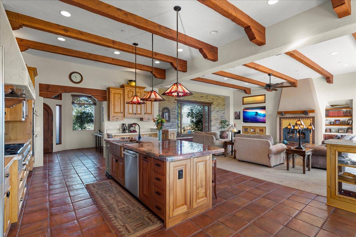 Detail Gallery Image 14 of 93 For 1011 Santa Ana Valley Rd, Hollister,  CA 95023 - 5 Beds | 5/2 Baths