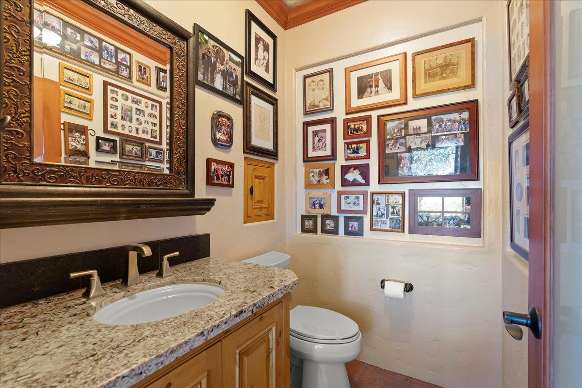 Detail Gallery Image 21 of 93 For 1011 Santa Ana Valley Rd, Hollister,  CA 95023 - 5 Beds | 5/2 Baths