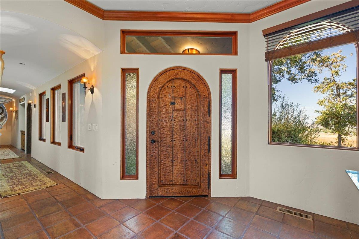 Detail Gallery Image 9 of 93 For 1011 Santa Ana Valley Rd, Hollister,  CA 95023 - 5 Beds | 5/2 Baths