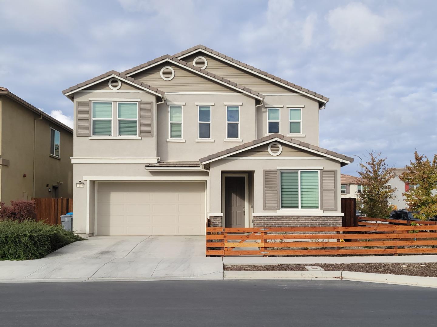 Photo of 1210 Rosales Ln in Hollister, CA