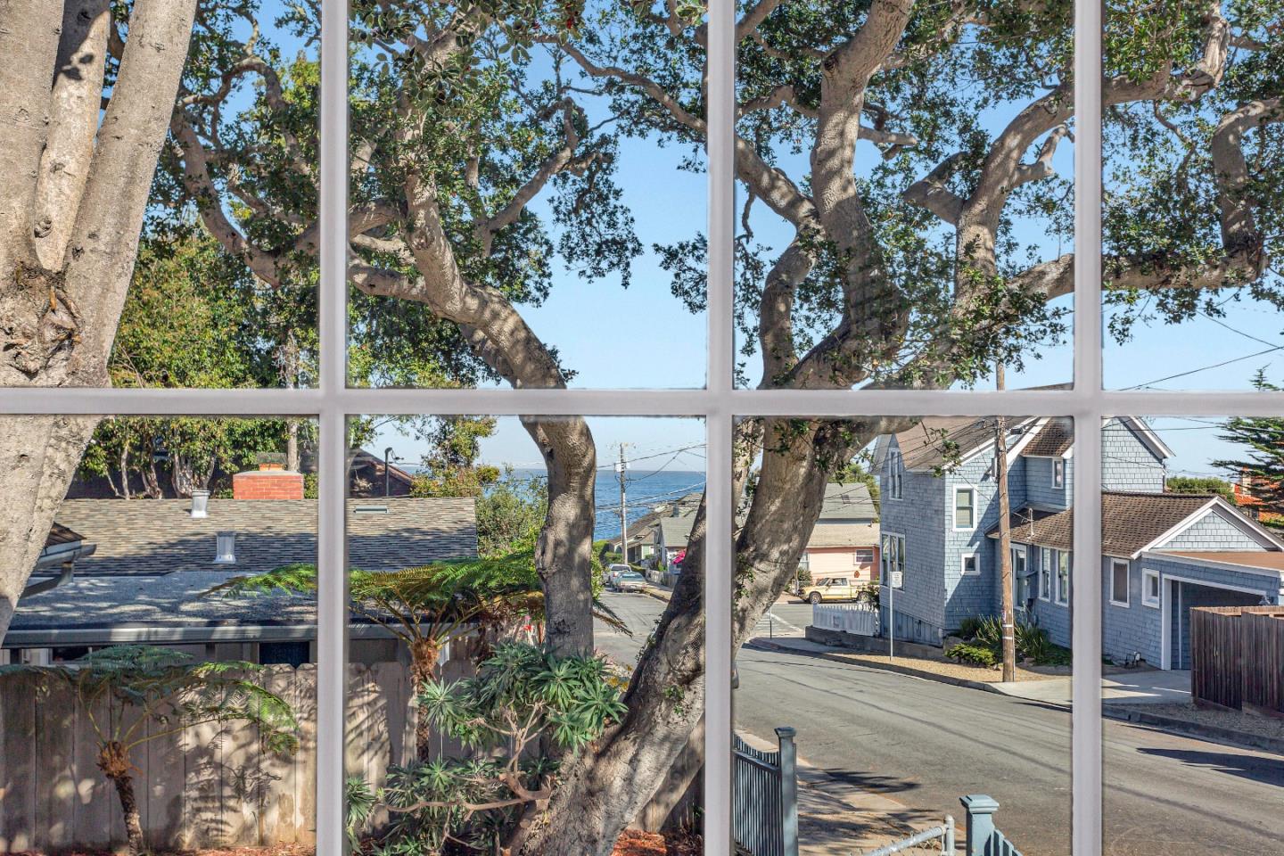 138 3rd St, Pacific Grove, CA 93950