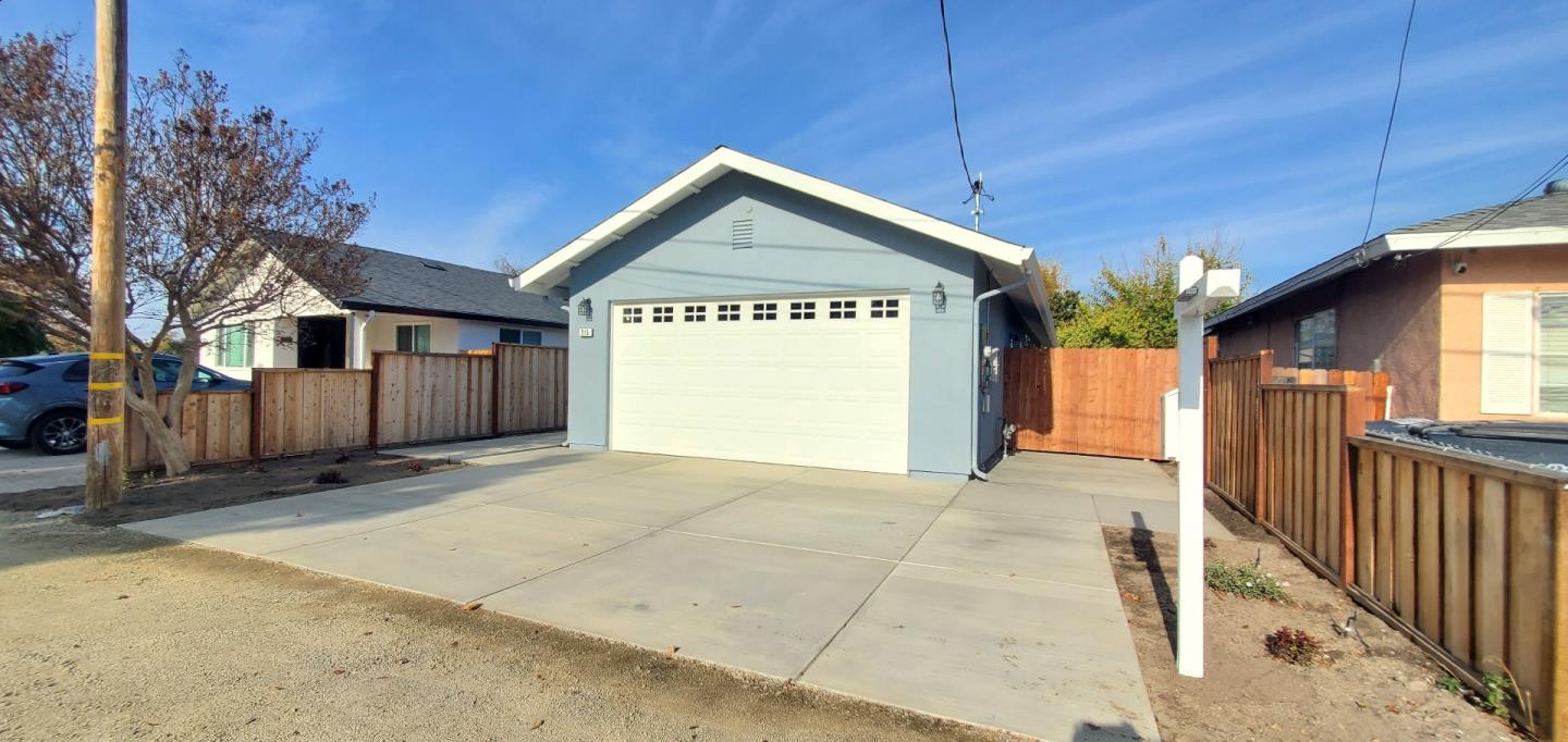 Detail Gallery Image 1 of 1 For 215 E 3rd St, Tracy,  CA 95376 - 3 Beds | 2 Baths