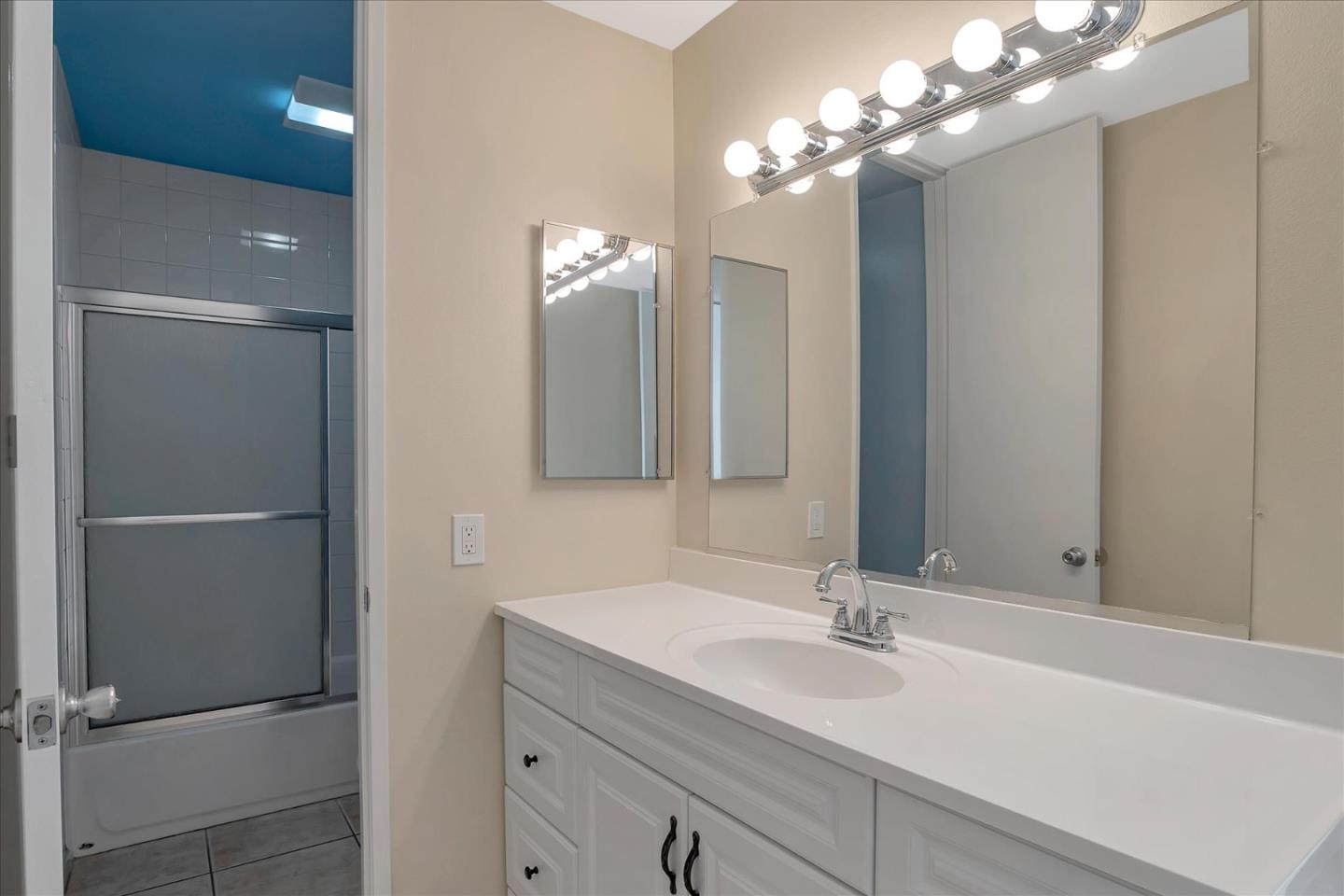 Detail Gallery Image 18 of 43 For 5950 Canterbury Dr #C215,  Culver City,  CA 90230 - 3 Beds | 2 Baths