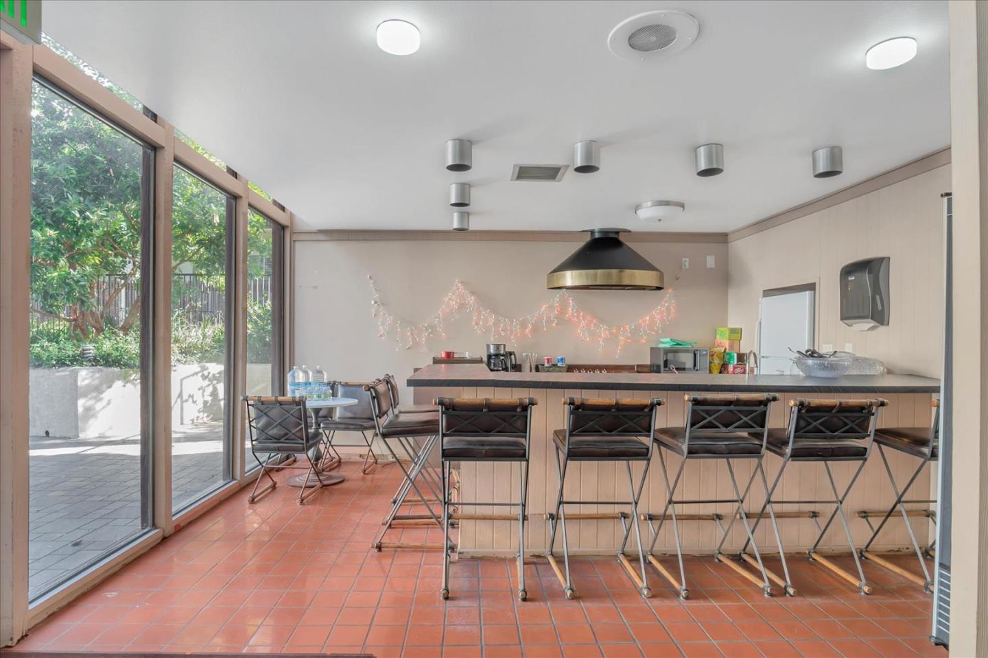 Detail Gallery Image 31 of 43 For 5950 Canterbury Dr #C215,  Culver City,  CA 90230 - 3 Beds | 2 Baths