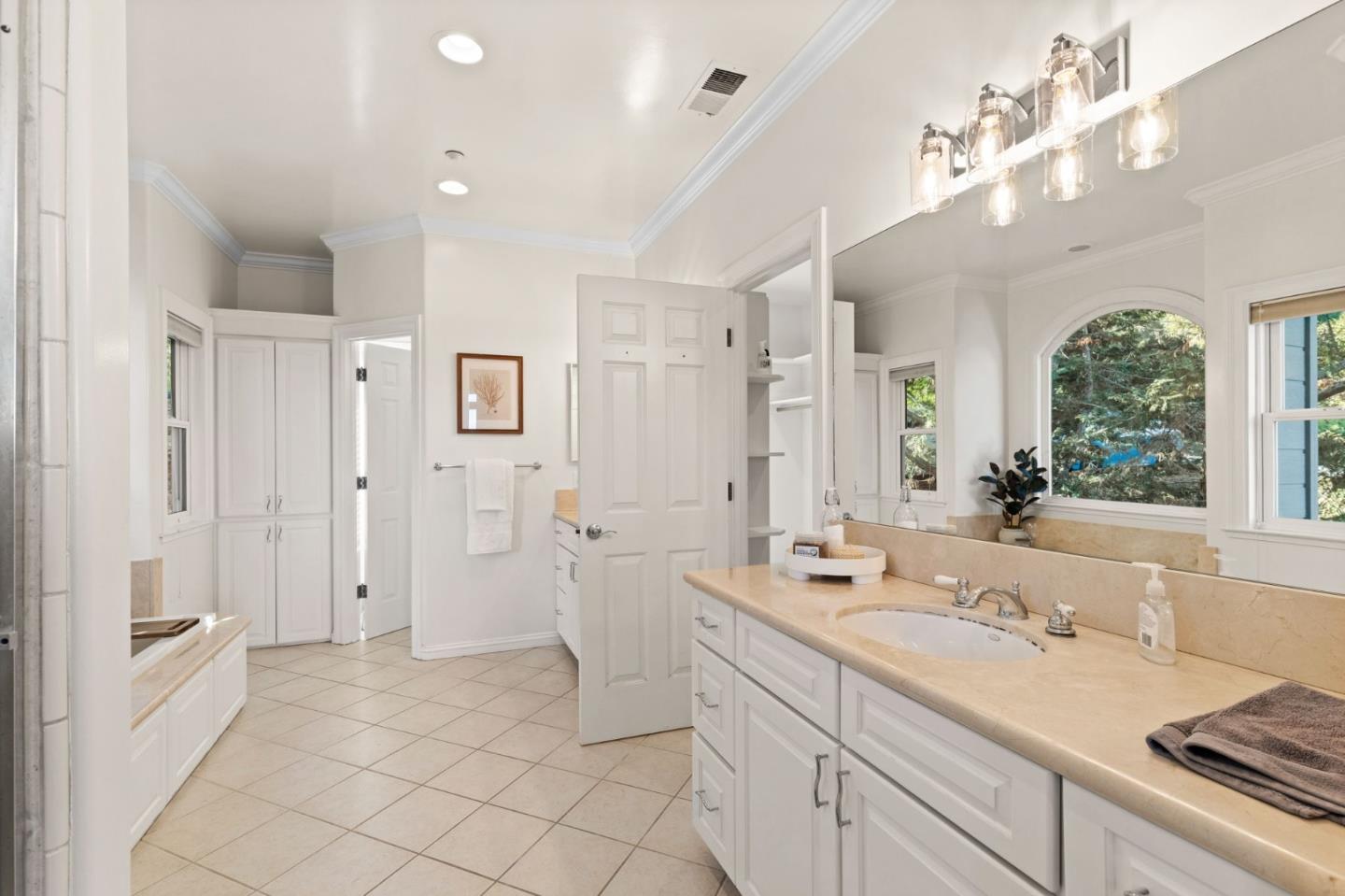 Detail Gallery Image 19 of 62 For 578 Hillside Rd, Redwood City,  CA 94062 - 6 Beds | 4/2 Baths