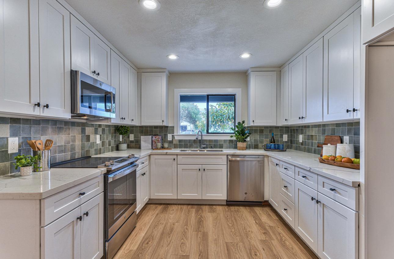Detail Gallery Image 8 of 31 For 3057 Mildred Ct, Marina,  CA 93933 - 3 Beds | 2 Baths