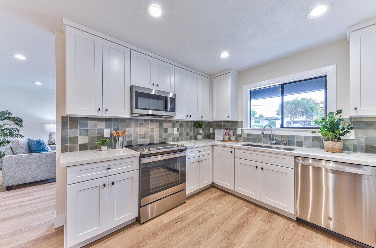 Detail Gallery Image 9 of 31 For 3057 Mildred Ct, Marina,  CA 93933 - 3 Beds | 2 Baths