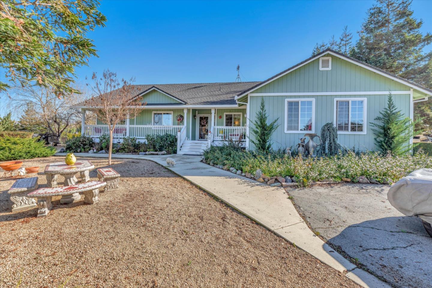 Photo of 233 Menzel Rd in Hollister, CA