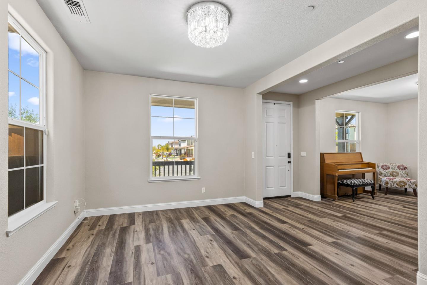 Detail Gallery Image 13 of 51 For 1041 Cabrillo Dr, Hollister,  CA 95023 - 4 Beds | 2/1 Baths