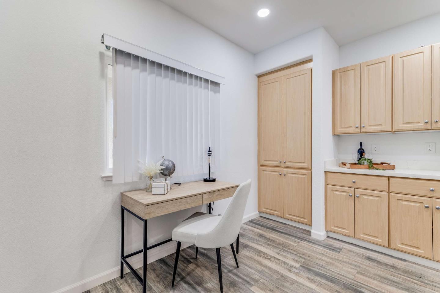 Detail Gallery Image 4 of 30 For 1399 S Winchester Blvd #208,  San Jose,  CA 95128 - 2 Beds | 2/1 Baths