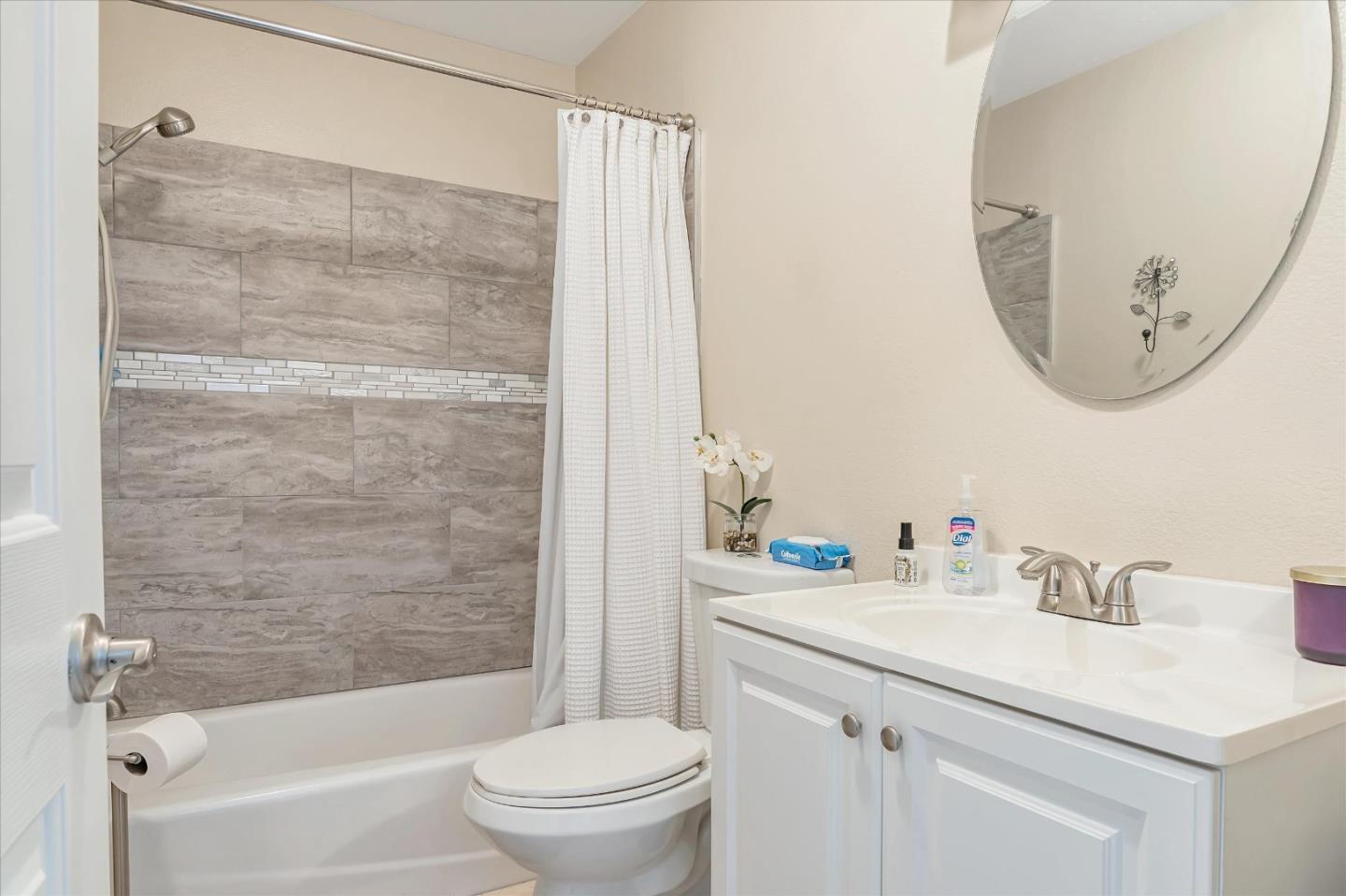 Detail Gallery Image 17 of 23 For 1931 Glarner St, Hollister,  CA 95023 - 3 Beds | 2 Baths