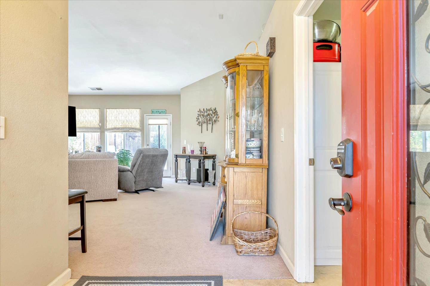 Detail Gallery Image 3 of 23 For 1931 Glarner St, Hollister,  CA 95023 - 3 Beds | 2 Baths