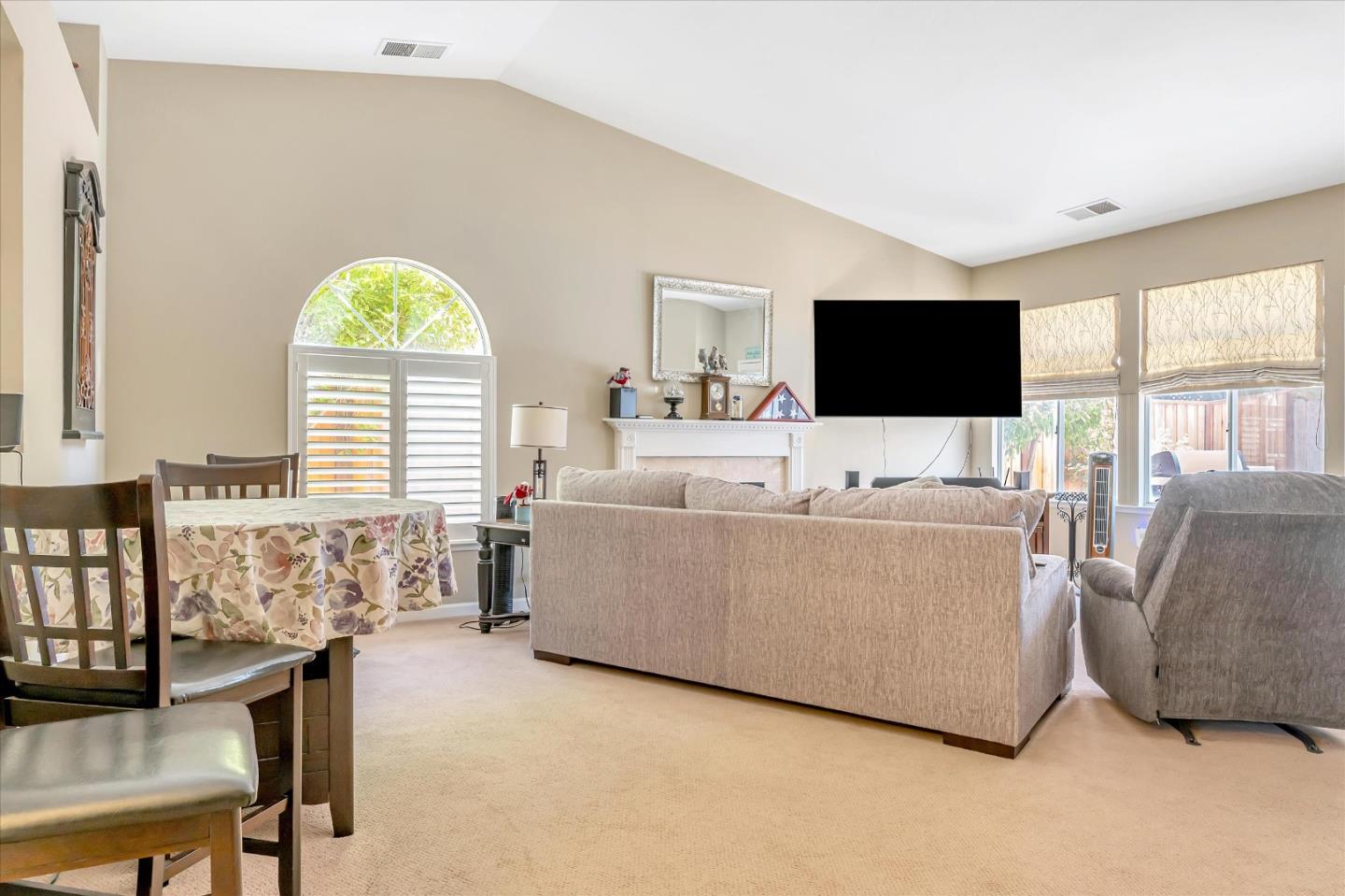 Detail Gallery Image 4 of 23 For 1931 Glarner St, Hollister,  CA 95023 - 3 Beds | 2 Baths