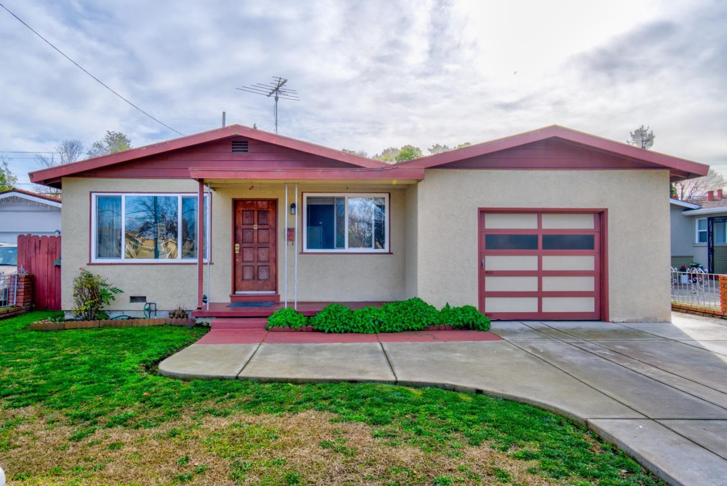 Detail Gallery Image 1 of 1 For 950 Colusa Ave, Sunnyvale,  CA 94085 - 4 Beds | 2 Baths