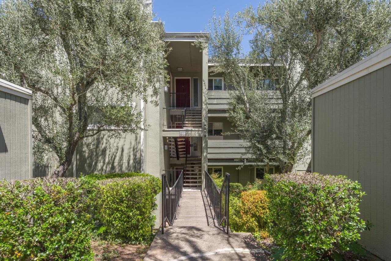 Detail Gallery Image 1 of 1 For 4016 Farm Hill Blvd #101,  Redwood City,  CA 94061 - 3 Beds | 2 Baths