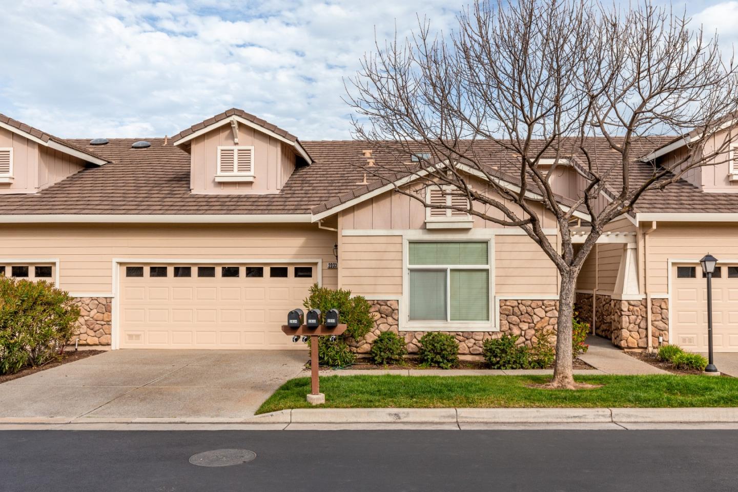 Detail Gallery Image 2 of 25 For 2033 Folle Blanche Dr, San Jose,  CA 95135 - 2 Beds | 2 Baths