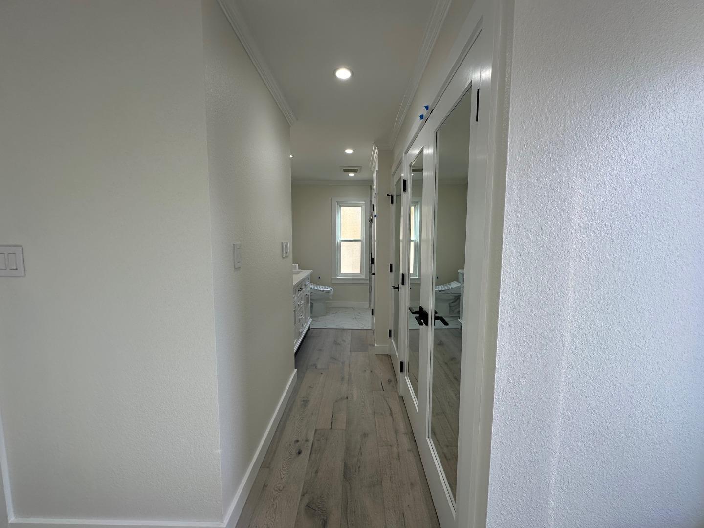 Detail Gallery Image 15 of 26 For 1701 San Carlos Ave #5,  San Carlos,  CA 94070 - 2 Beds | 2 Baths