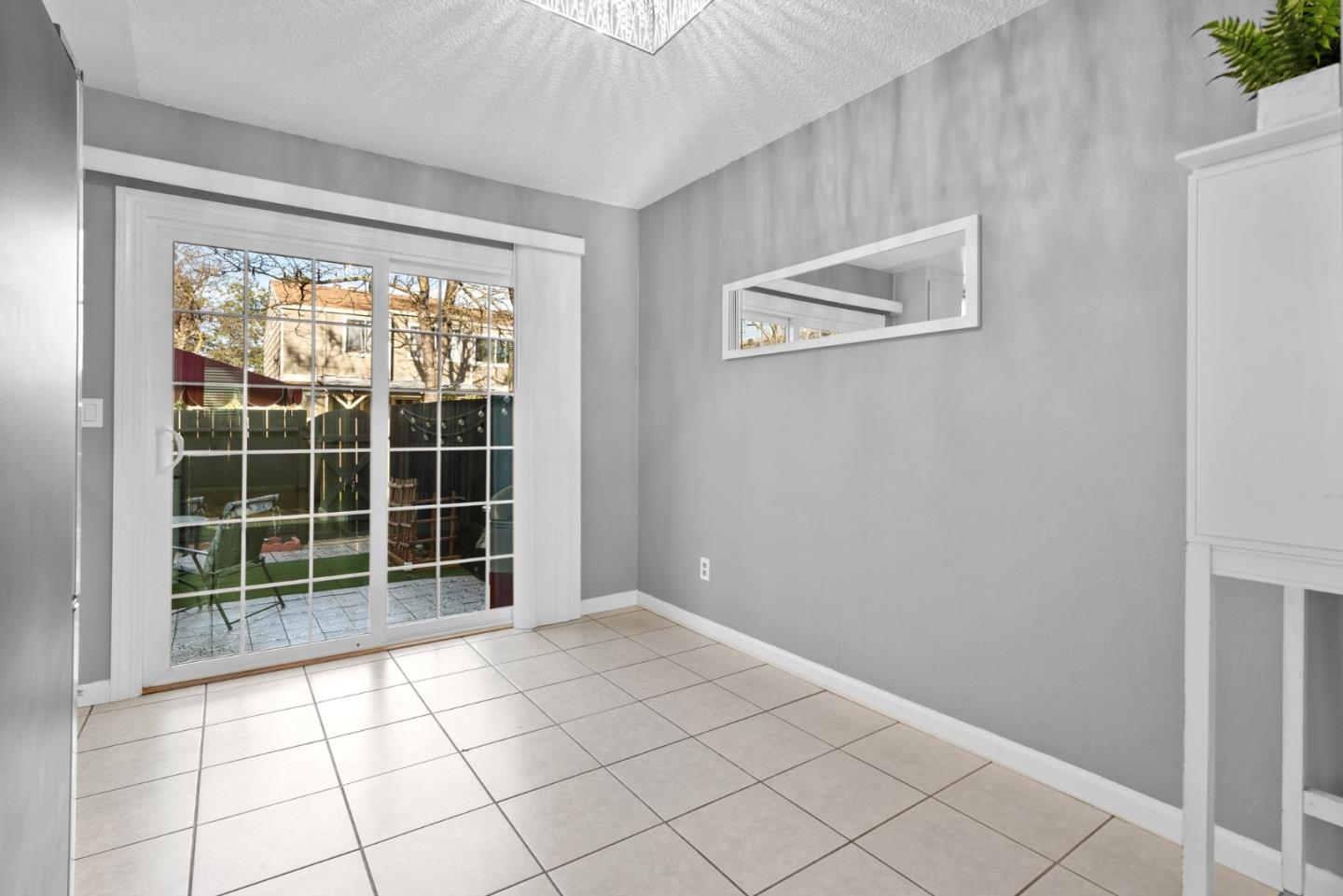 Detail Gallery Image 4 of 29 For 18224 Hale Ave #E,  Morgan Hill,  CA 95037 - 2 Beds | 1/1 Baths