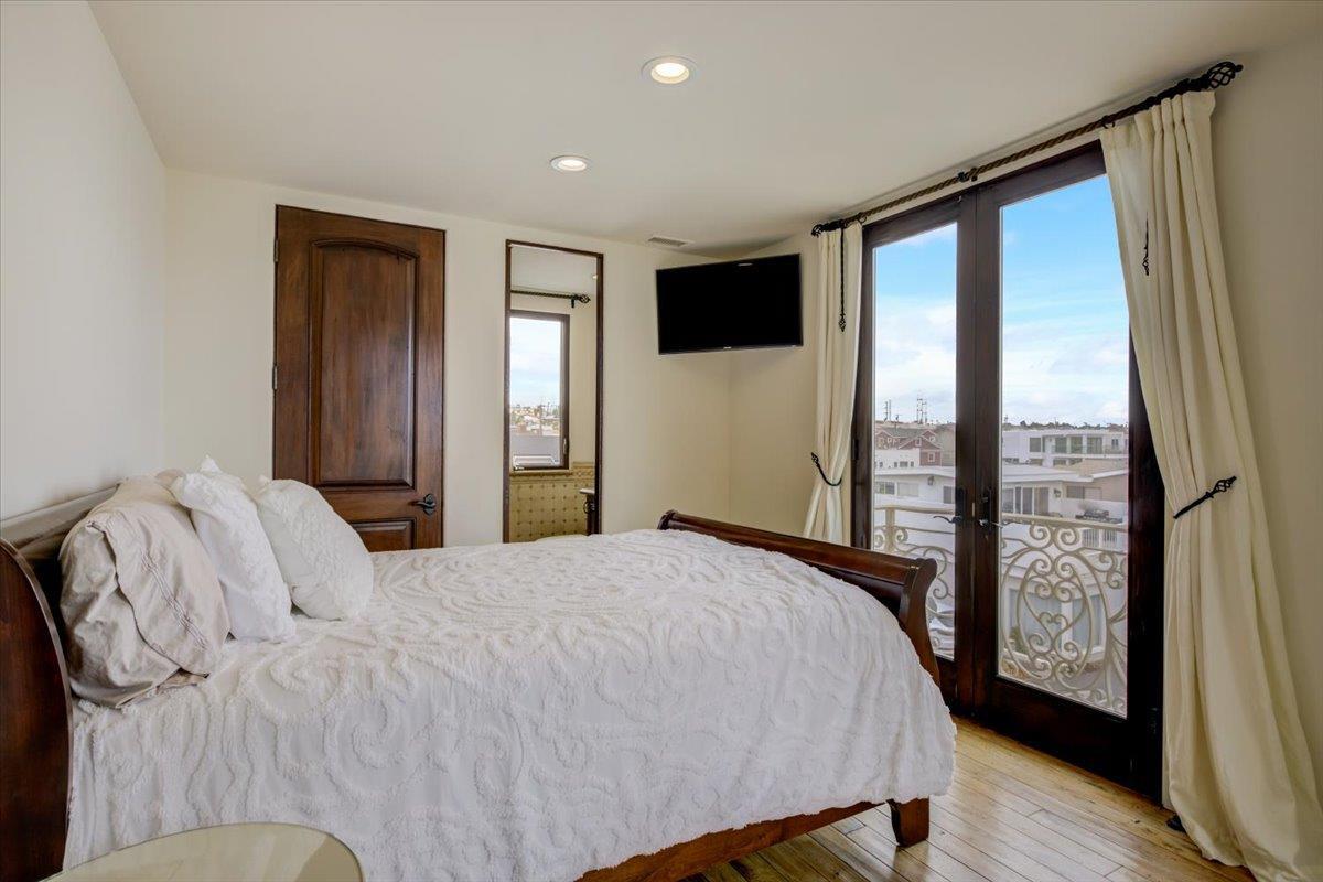 Detail Gallery Image 34 of 62 For 100 the Strand, Hermosa Beach,  CA 90254 - 5 Beds | 4/1 Baths