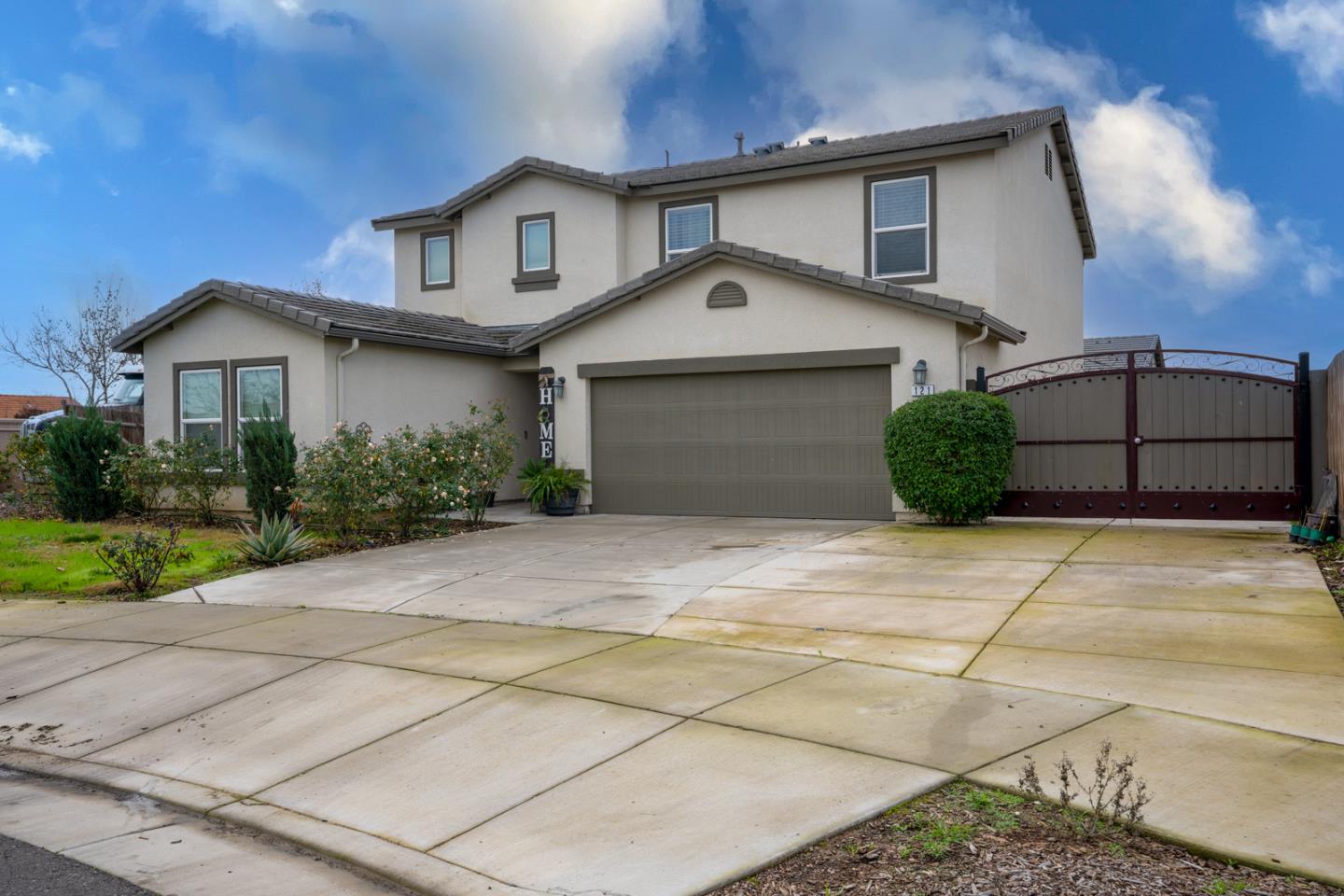 Detail Gallery Image 1 of 41 For 121 Meridian Ct, Los Banos,  CA 93635 - 5 Beds | 3/1 Baths