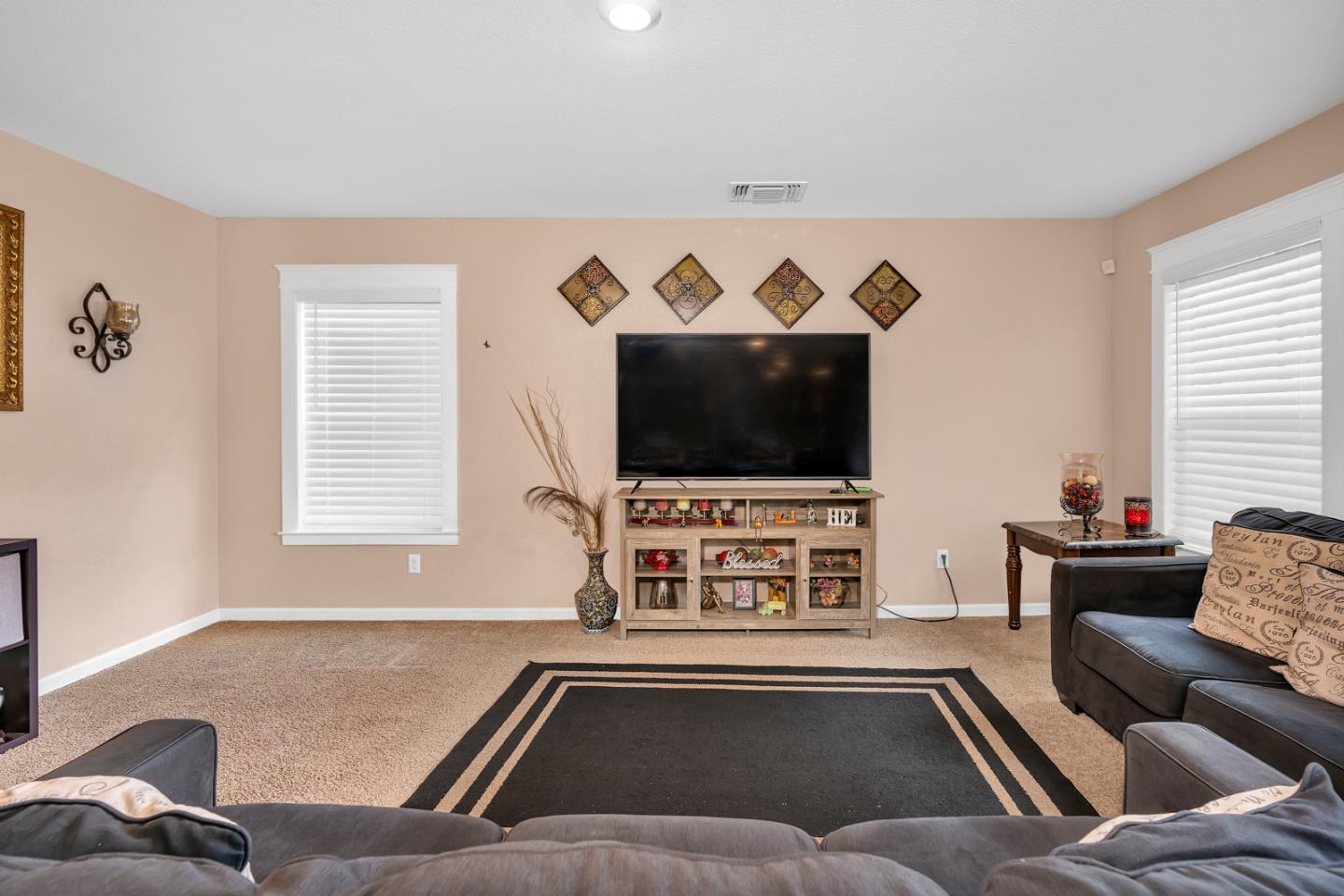 Detail Gallery Image 10 of 41 For 121 Meridian Ct, Los Banos,  CA 93635 - 5 Beds | 3/1 Baths