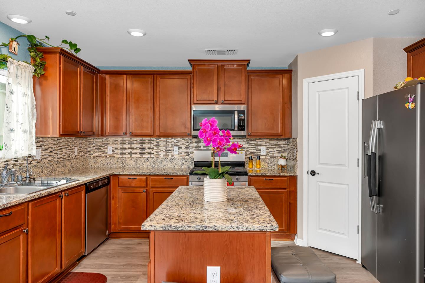 Detail Gallery Image 14 of 41 For 121 Meridian Ct, Los Banos,  CA 93635 - 5 Beds | 3/1 Baths