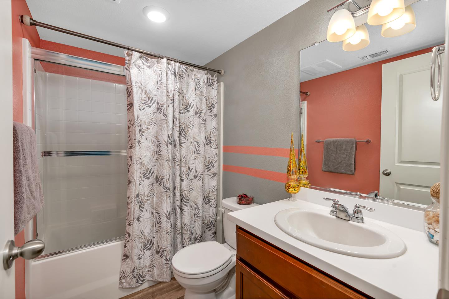 Detail Gallery Image 6 of 41 For 121 Meridian Ct, Los Banos,  CA 93635 - 5 Beds | 3/1 Baths