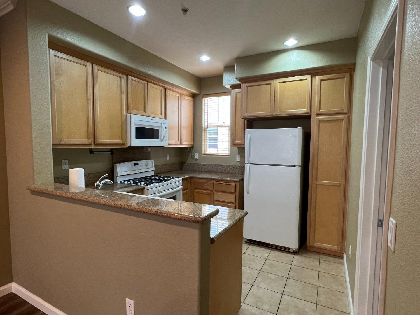 Detail Gallery Image 9 of 21 For 167 Parc Place Dr, Milpitas,  CA 95035 - 2 Beds | 2/1 Baths