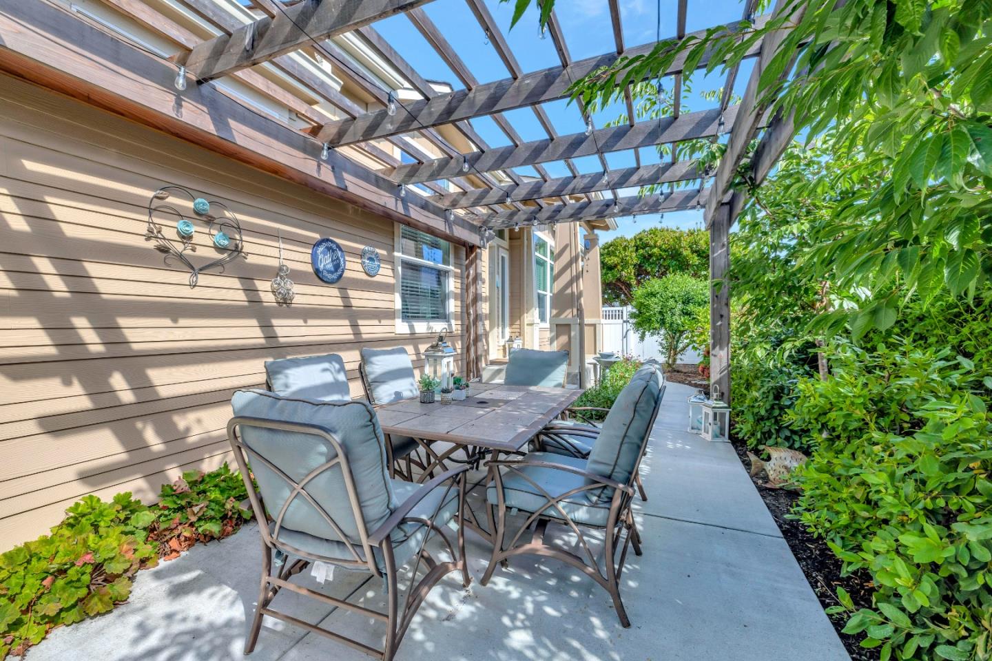 Detail Gallery Image 5 of 34 For 552 Filbert St, Half Moon Bay,  CA 94019 - 3 Beds | 2 Baths