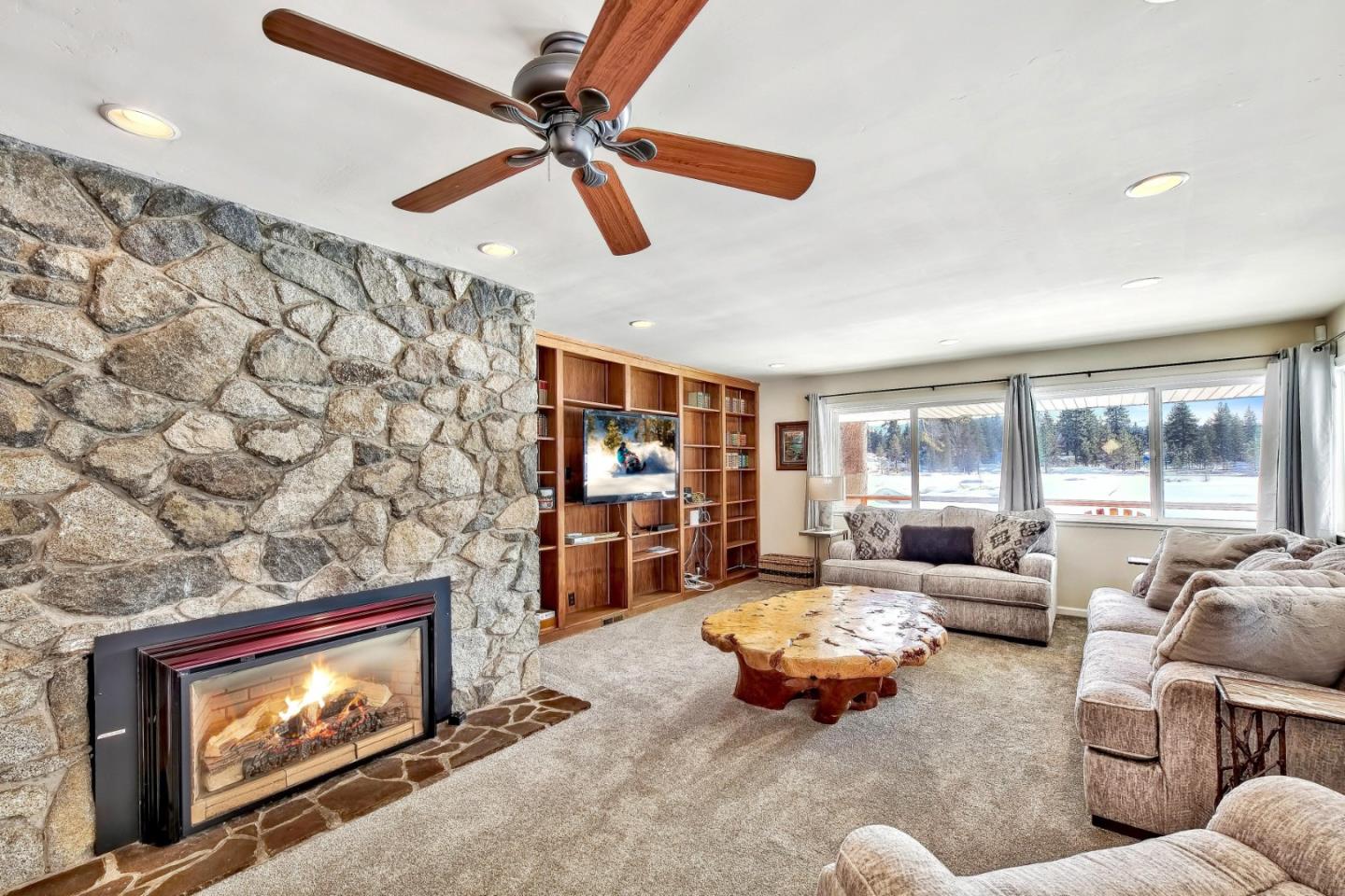 Detail Gallery Image 3 of 37 For 2861 Oakland Ave, South Lake Tahoe,  CA 96150 - 7 Beds | 4 Baths