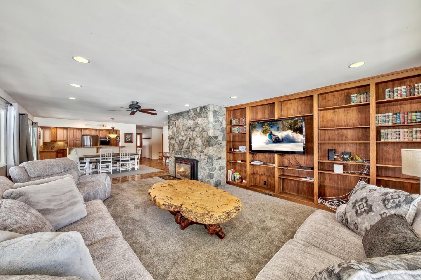 Detail Gallery Image 6 of 37 For 2861 Oakland Ave, South Lake Tahoe,  CA 96150 - 7 Beds | 4 Baths