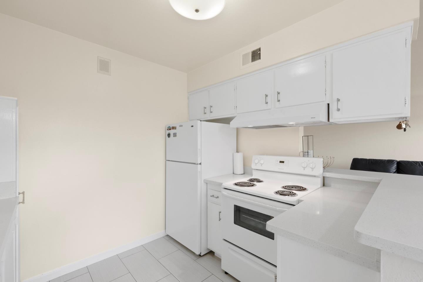 Detail Gallery Image 4 of 35 For 3045 Los Prados St #216,  San Mateo,  CA 94403 - 2 Beds | 2 Baths