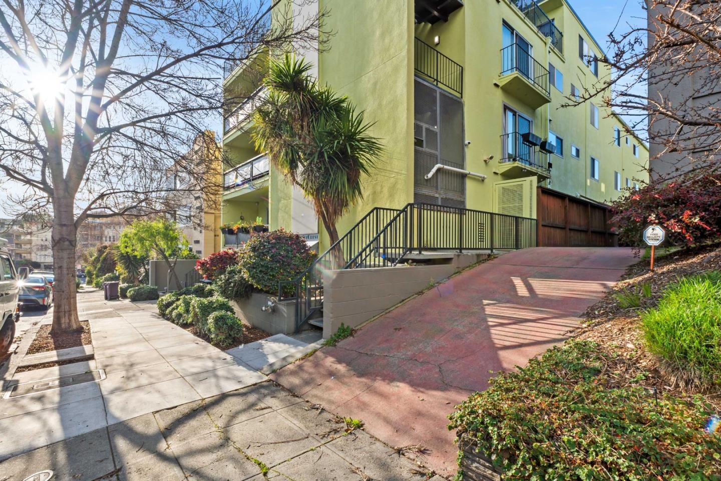Detail Gallery Image 1 of 27 For 321 Warwick Ave #302,  Oakland,  CA 94610 - 2 Beds | 2 Baths