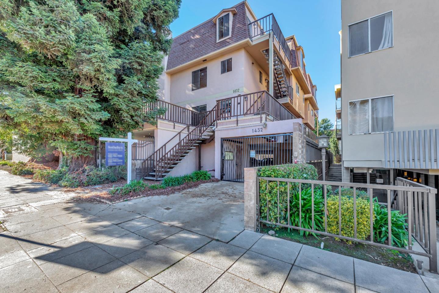 Detail Gallery Image 1 of 25 For 1432 San Carlos Ave #3,  San Carlos,  CA 94070 - 2 Beds | 2/1 Baths