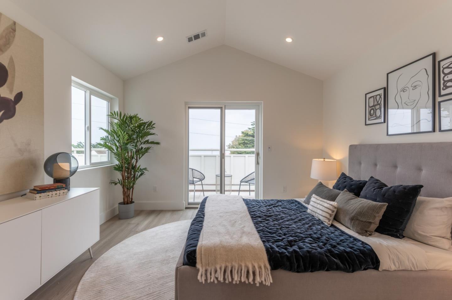 Detail Gallery Image 7 of 14 For 457 Wave St #1,  Monterey,  CA 93940 - 2 Beds | 1/1 Baths