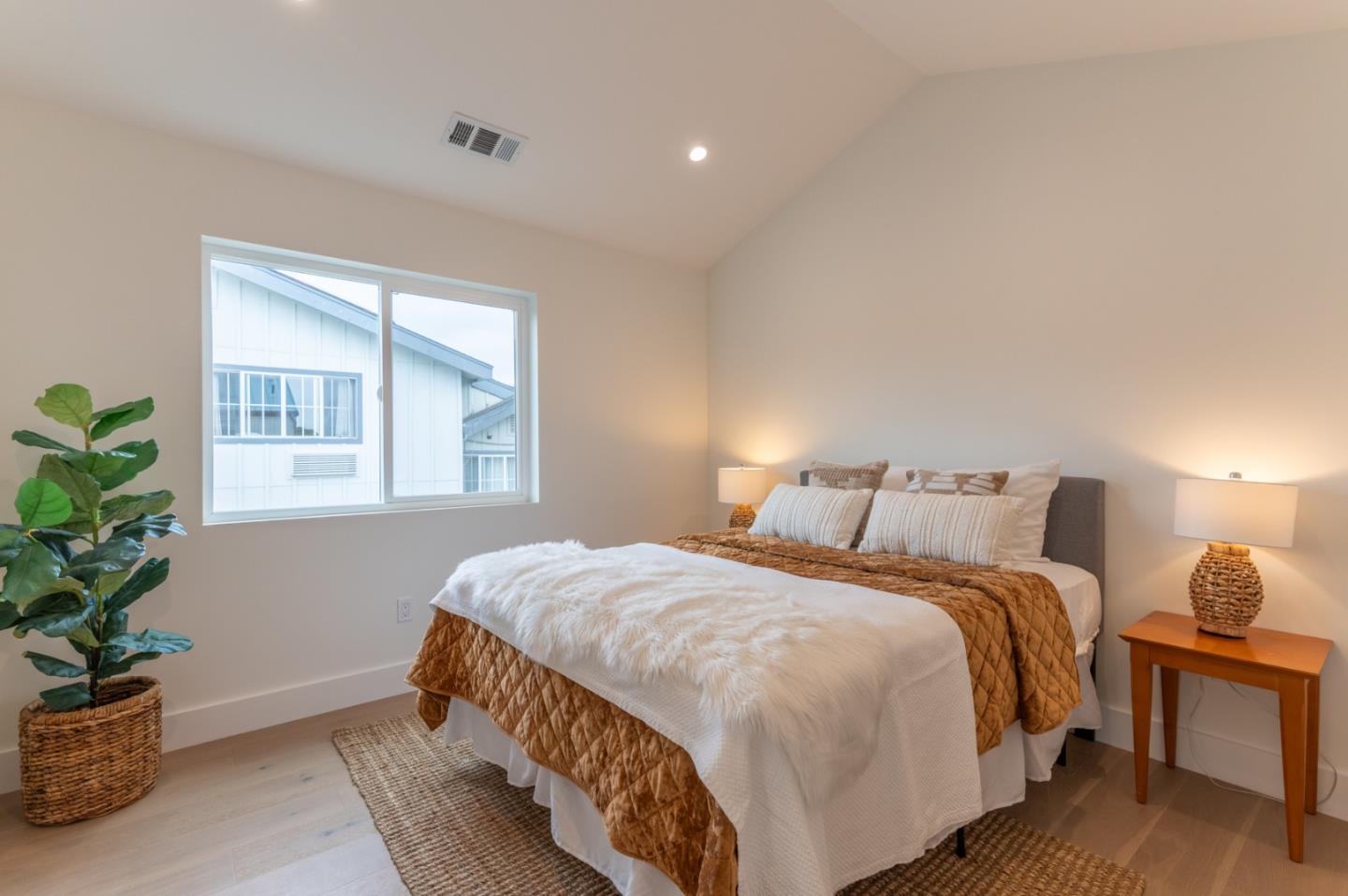 Detail Gallery Image 7 of 13 For 457 Wave St #4,  Monterey,  CA 93940 - 2 Beds | 1/1 Baths