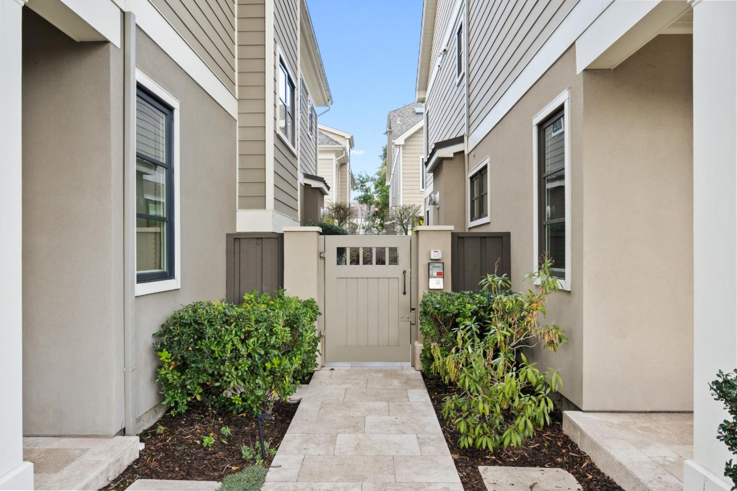 Detail Gallery Image 27 of 36 For 952 California St, Mountain View,  CA 94041 - 3 Beds | 3/1 Baths