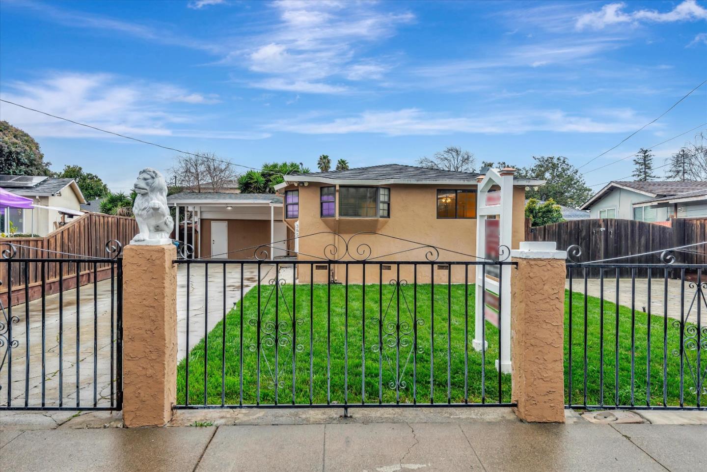 Detail Gallery Image 1 of 31 For 365 Larkspur Dr, East Palo Alto,  CA 94303 - 2 Beds | 1 Baths