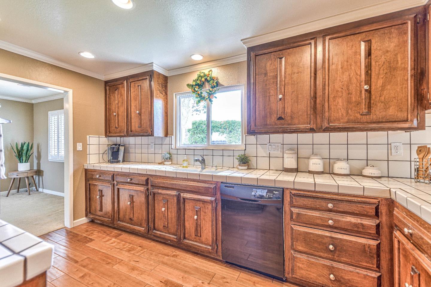 Detail Gallery Image 12 of 37 For 1141 Greenwood Pl, Salinas,  CA 93901 - 4 Beds | 2/1 Baths